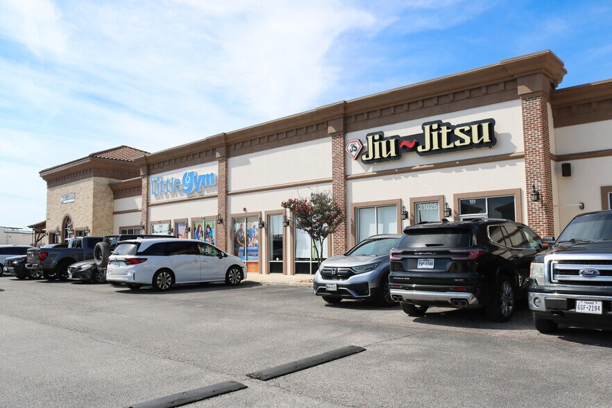 More Photos Of 21044 N US-281 Hwy, San Antonio Unknown For Lease