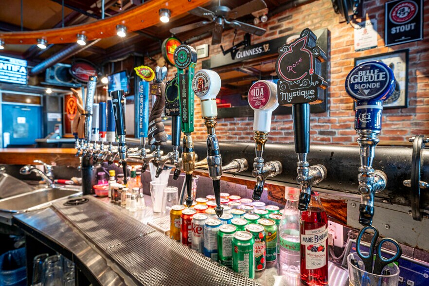 More Photos Of 291 Rue De Saint-Vallier E, Québec Office For Sale