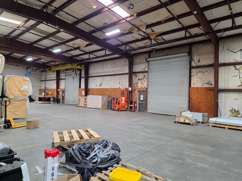 More Photos Of 318 Bell Park Dr, Woodstock Distribution For Lease