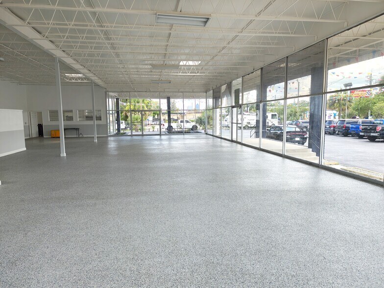 More Photos Of 3333 N Main St, Jacksonville Light Manufacturing For Lease