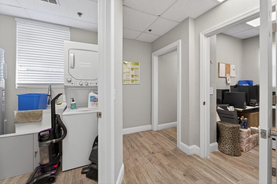 More Photos Of 3411 N 29th St, Tampa Office For Sale