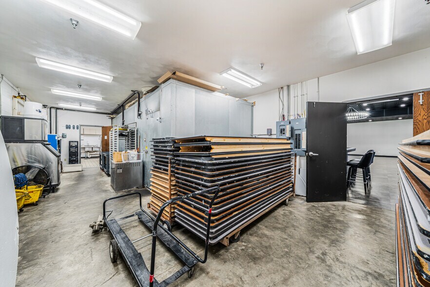 More Photos Of 689 Broadway, Berlin Restaurant For Sale