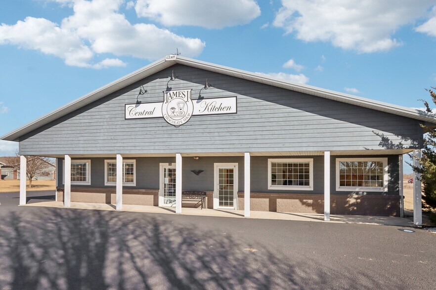 More Photos Of 680 Enterprise Dr, Lake Mills Freestanding For Lease