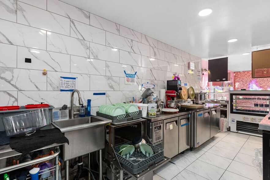 More Photos Of 3341-3343 SE Hawthorne Blvd, Portland Freestanding For Sale