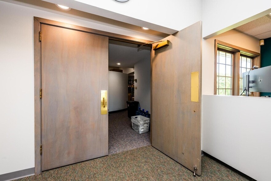 More Photos Of 2300 Pipestone Rd, Benton Harbor Office For Sale