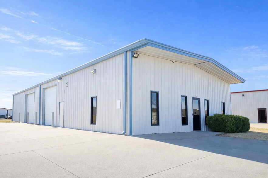 Primary Photo Of 7416 NW 84th St, Oklahoma City Manufacturing For Lease