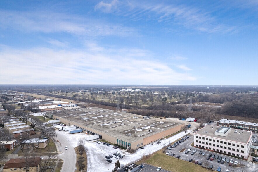 More Photos Of 301-363 N Third Ave, Des Plaines Distribution For Sale