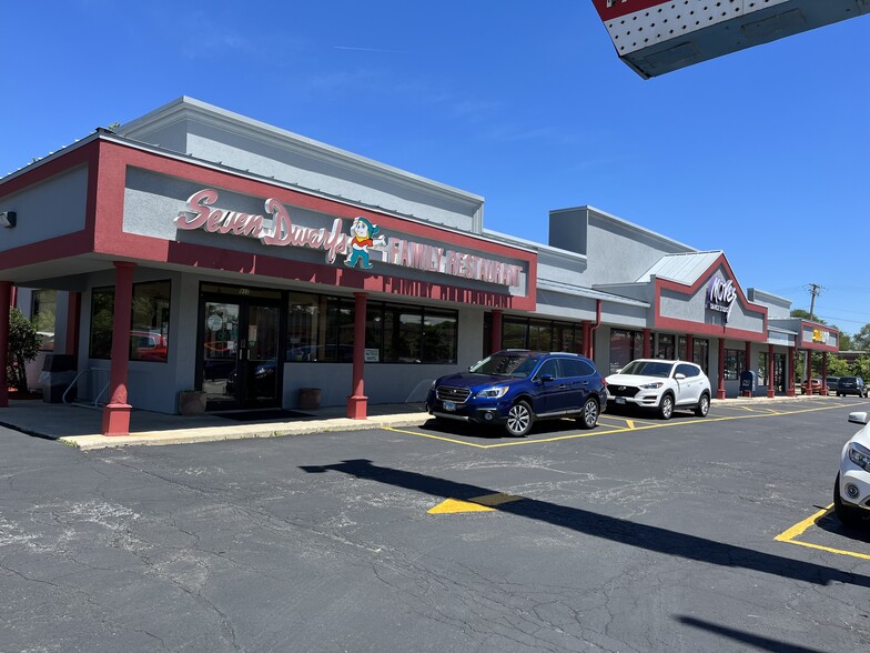 More Photos Of 921-925 E Roosevelt Rd, Wheaton Storefront For Lease