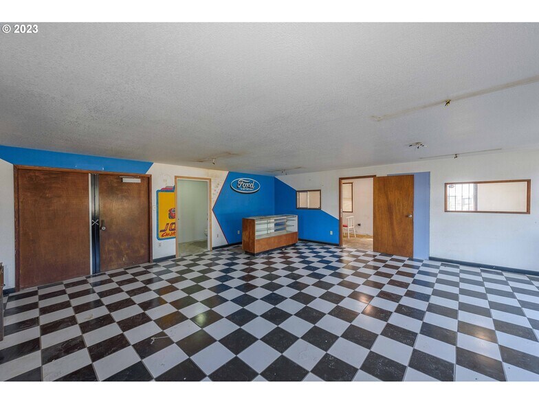 More Photos Of 1515 Newmark Ave, Coos Bay Auto Dealership For Sale
