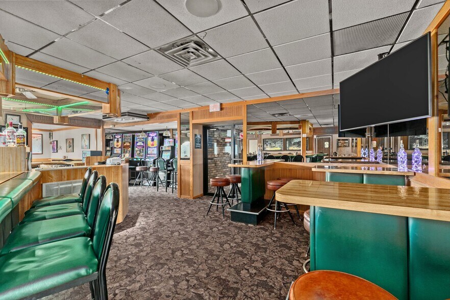 More Photos Of 1101 W North Ave, Little Chute Restaurant For Lease