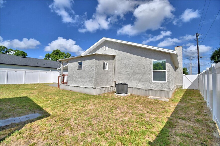 More Photos Of 208 Center St, Auburndale Office For Sale