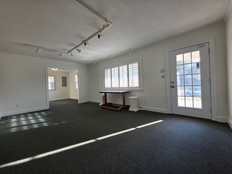 More Photos Of 2034 W 5th St, Washington Showroom For Sale