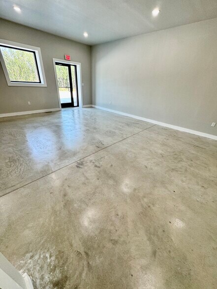 More Photos Of 1247 Watson E Ln, New Braunfels Warehouse For Lease