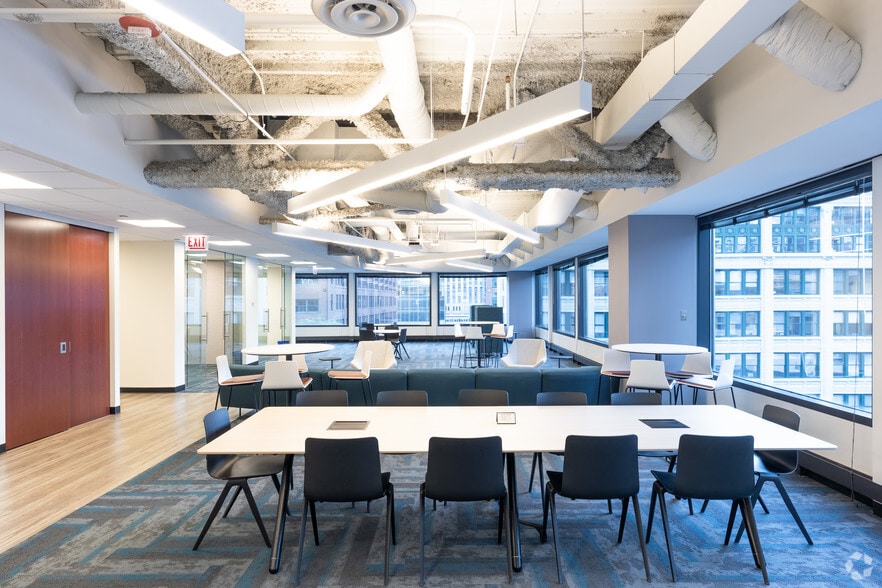 More Photos Of 321 N Clark St, Chicago Office For Lease