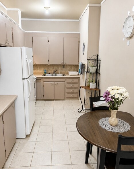 More Photos Of 2040 S Lake Dr, Lexington Light Distribution For Sale