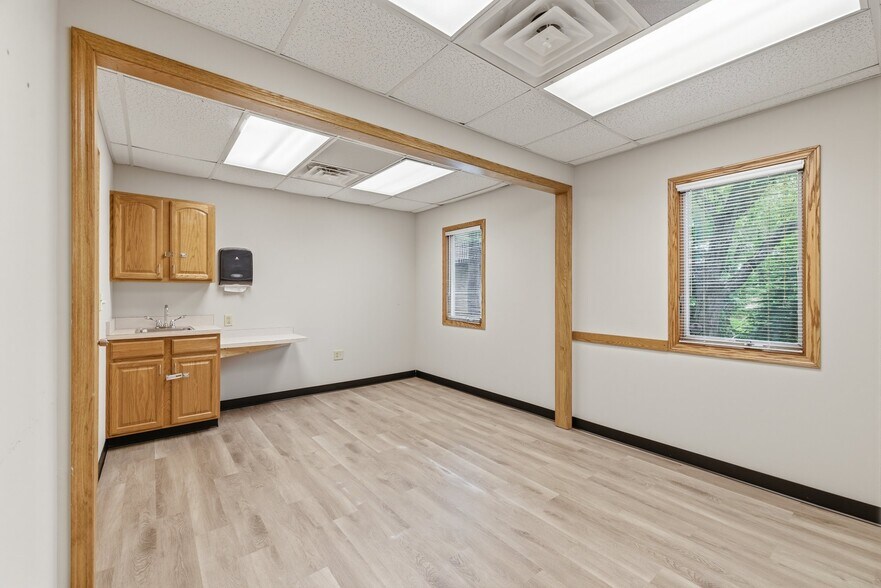 More Photos Of 1221 S Trimble Rd, Mansfield Office For Lease