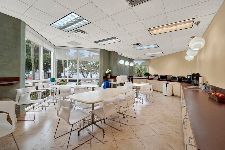More Photos Of 8850 NW 20th St, Miami Light Manufacturing For Sale