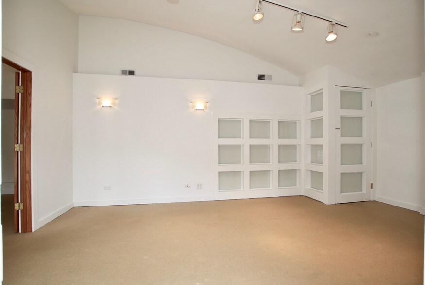 More Photos Of 114-118 E Calhoun St, Woodstock Freestanding For Lease