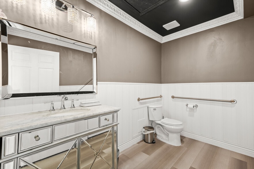 More Photos Of 7700 N Lamar Blvd, Austin Storefront Retail Office For Sale