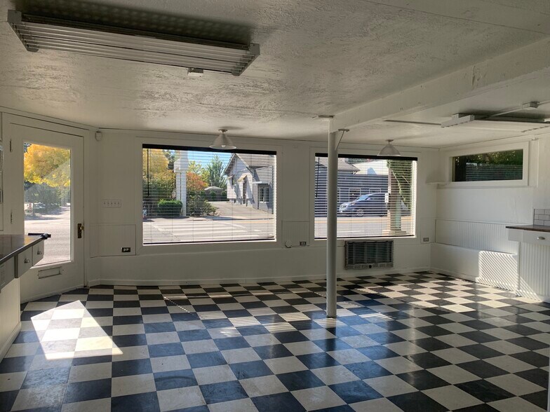 More Photos Of 2931-2935 NE Broadway St, Portland Storefront Retail Office For Lease