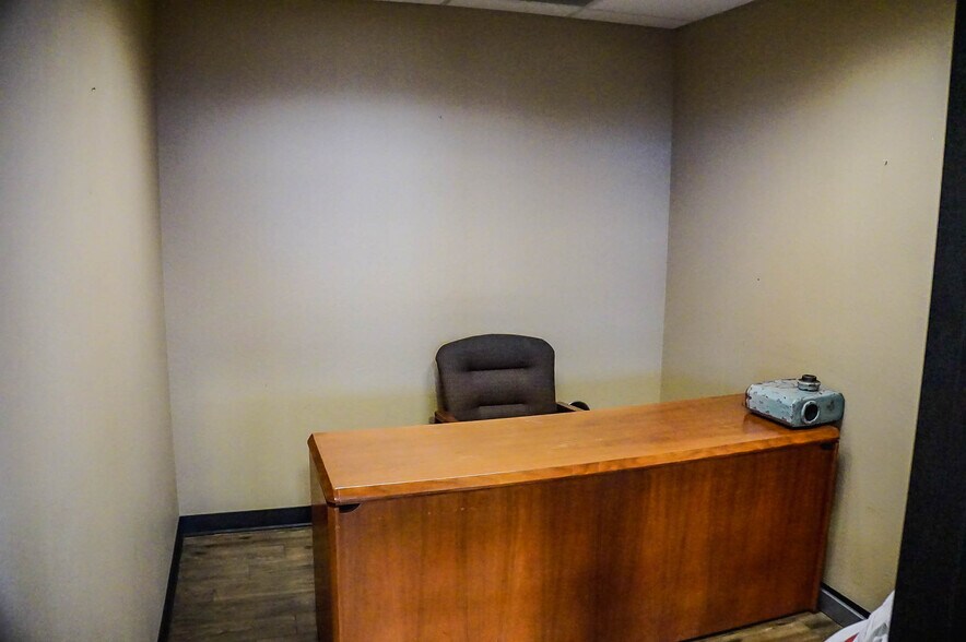 More Photos Of 3015 Fort Worth Hwy, Hudson Oaks Auto Dealership For Lease
