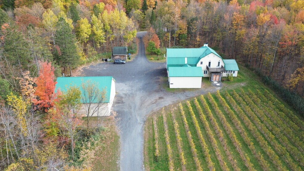 More Photos Of 4310 Chem. du Cordon, Varennes Winery Vineyard For Sale
