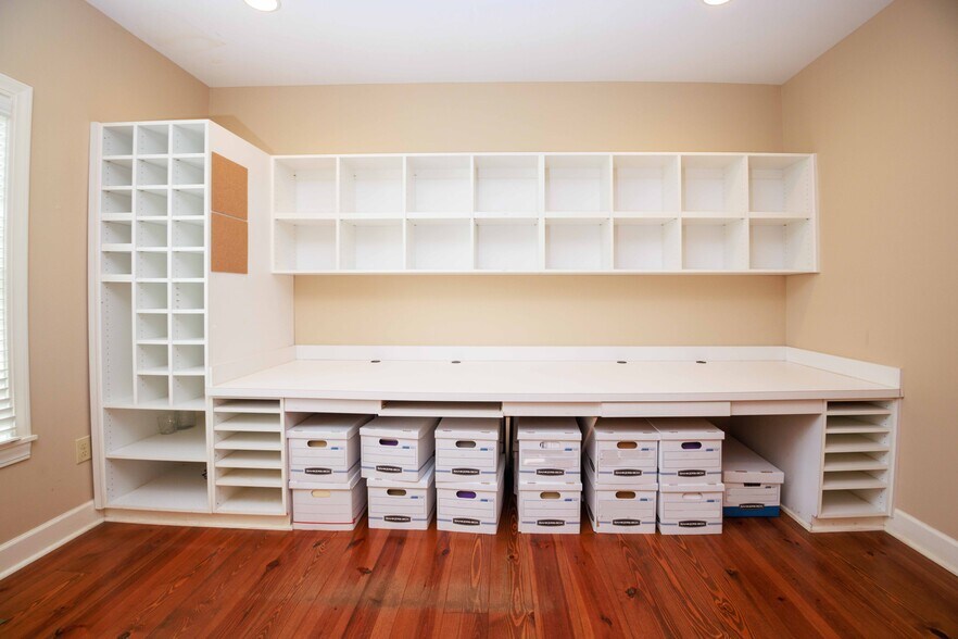 More Photos Of 106 N Alexander Ave, Washington Office For Sale
