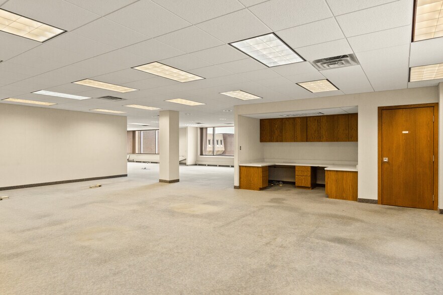 More Photos Of 17 1st Ave SW, Minot Bank For Sale