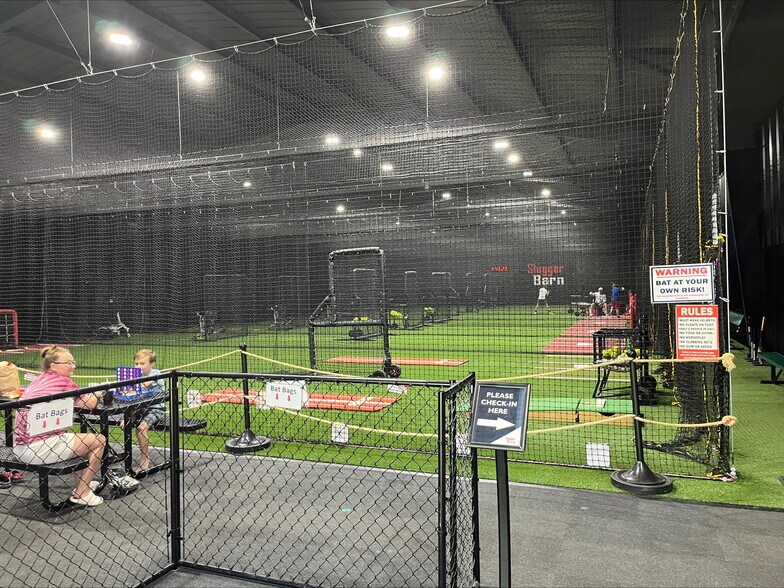 More Photos Of 7301 W 7th St, Texarkana Sports And Entertainment For Sale