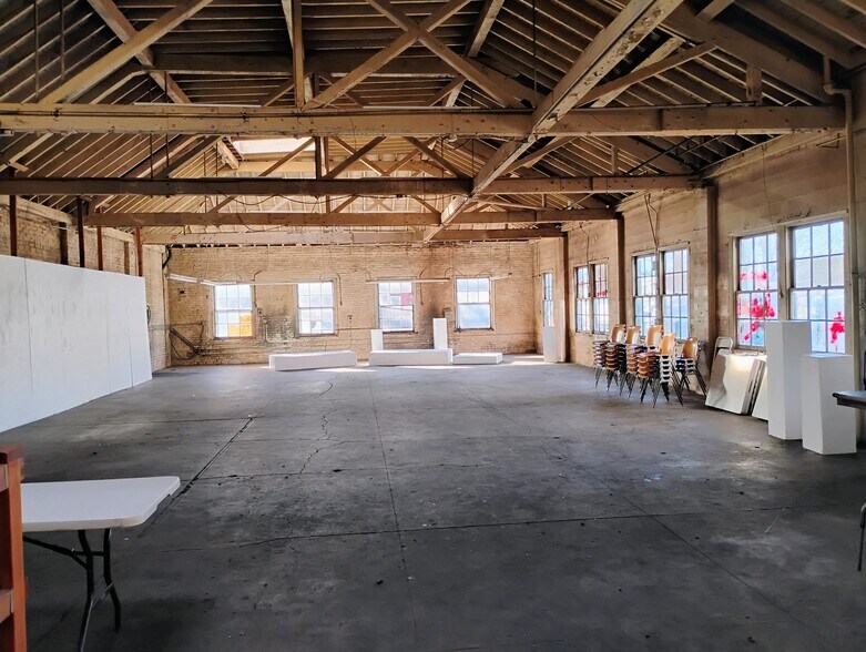 More Photos Of 1000-1010 E Burnside St, Portland Storefront For Sale