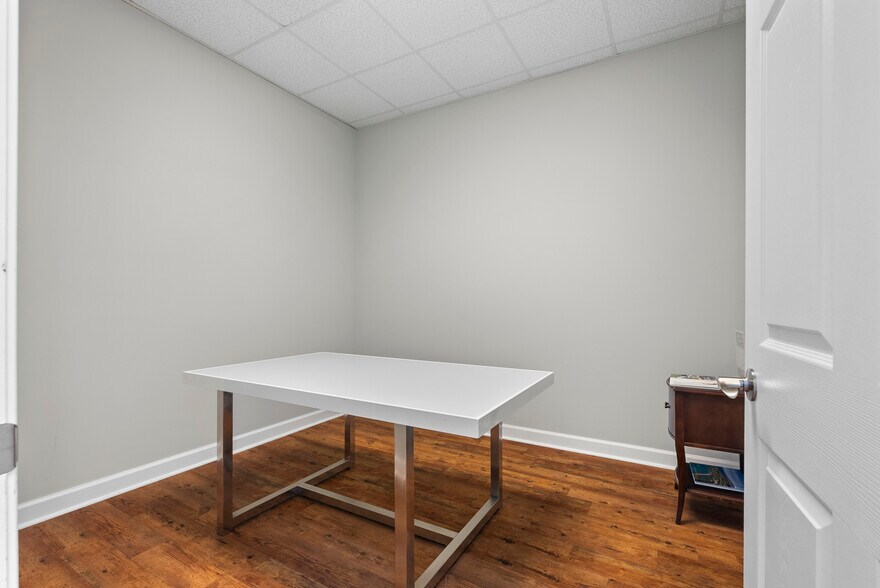 More Photos Of 103-105 Tradewynd Dr, Lynchburg Medical For Sale