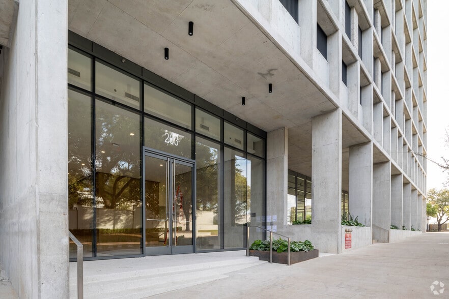 More Photos Of 203 W 10th St, Austin Office For Lease