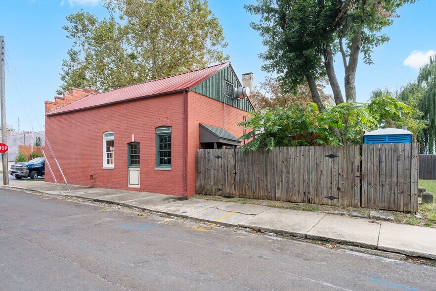 More Photos Of 901 Franklin Ave, Lexington General Retail For Sale
