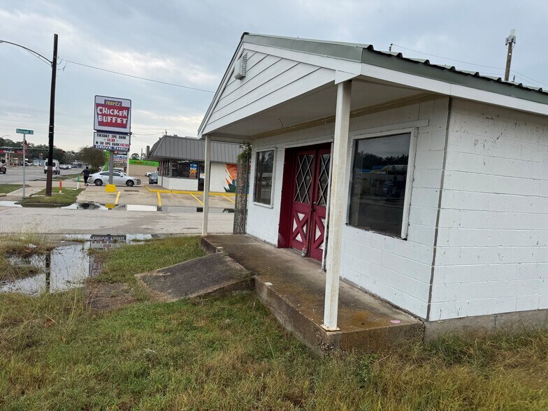 More Photos Of 206 1st St, Humble Freestanding For Sale