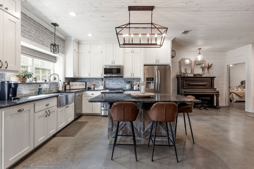 More Photos Of 1297 County Road 3318, Greenville Specialty For Sale