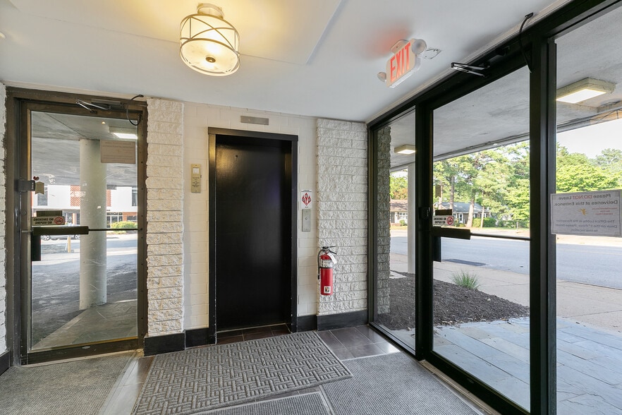 More Photos Of 1506 Staples Mill Rd, Richmond Office For Sale