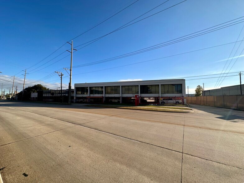 More Photos Of 5306 Clinton Dr, Houston Manufacturing For Lease
