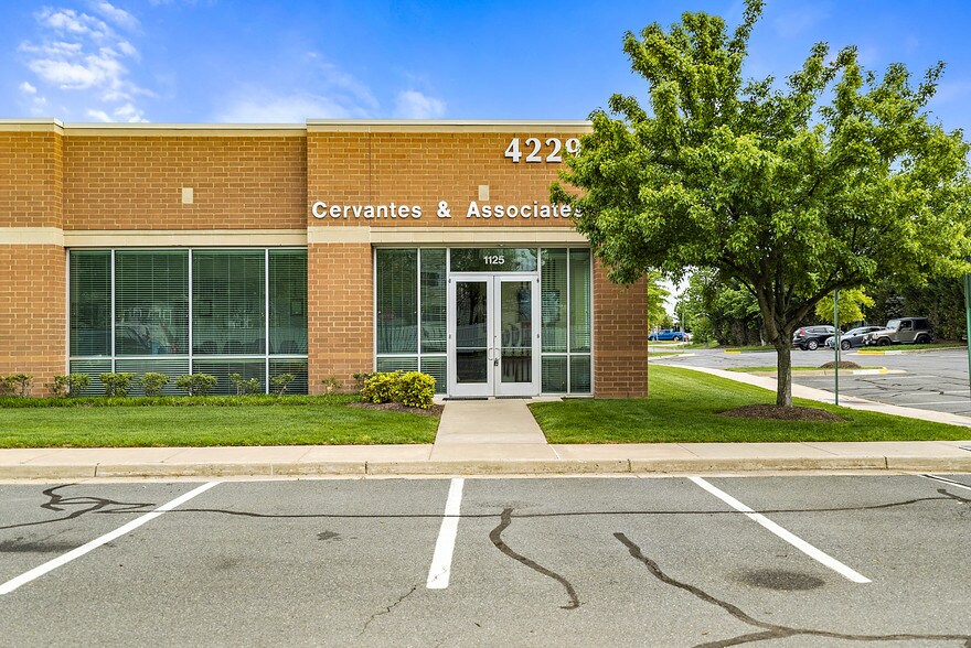 More Photos Of 4229 Lafayette Center Dr, Chantilly Business Park For Sale