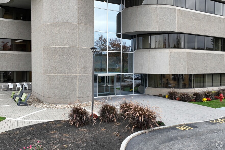 More Photos Of 77 S Bedford St, Burlington Office For Lease