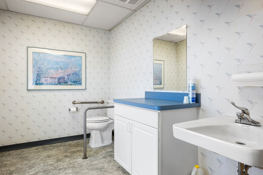 More Photos Of 131 Boston Post Rd, East Lyme Office For Lease