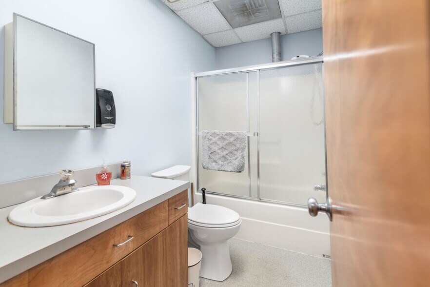 More Photos Of 3431 Waterlick Rd, Lynchburg Veterinarian Kennel For Sale