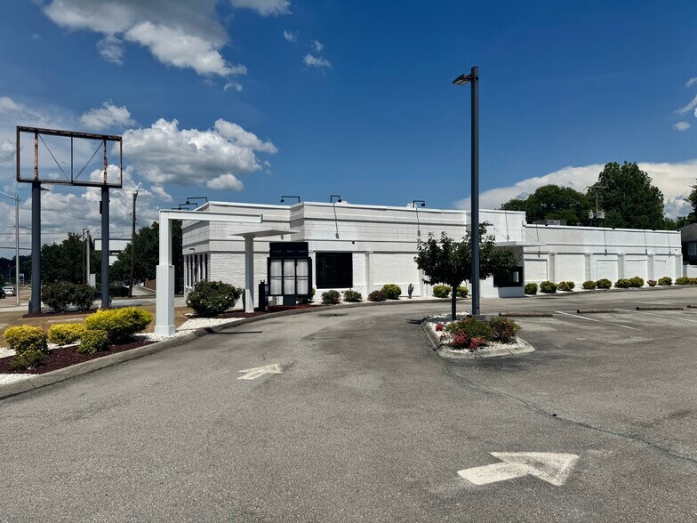Primary Photo Of 2456 E Magnolia Ave, Knoxville Fast Food For Lease