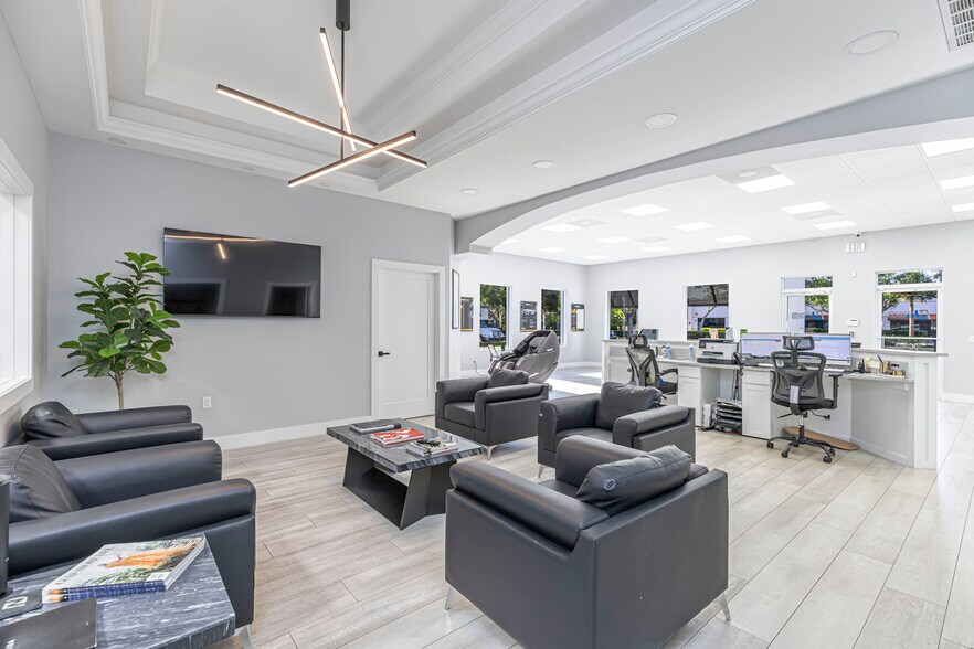 More Photos Of 3550 Westview Dr, Naples Showroom For Sale