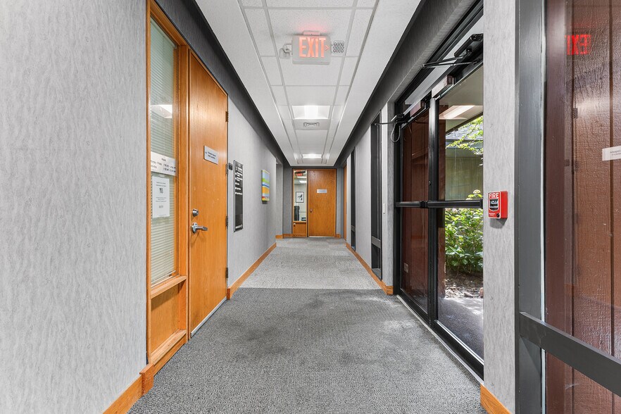 More Photos Of 100 Cross Keys Office Park, Fairport Unknown For Lease