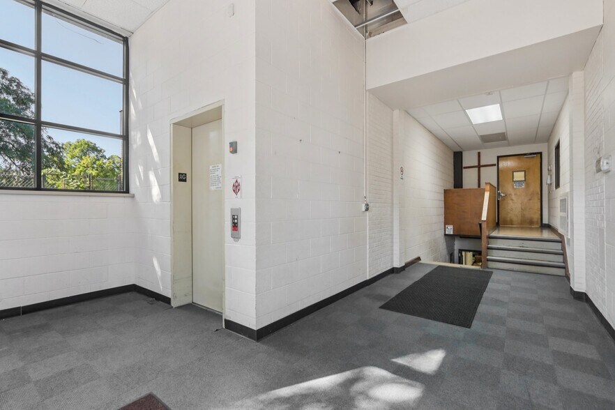 More Photos Of 1645 N 25th St, Milwaukee Office For Sale