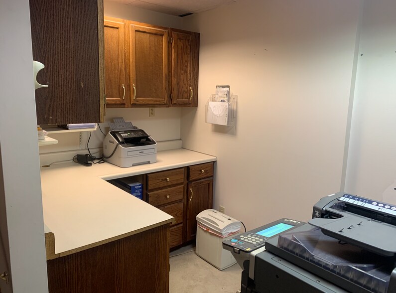 More Photos Of 8949 Manchester Rd, Brentwood Freestanding For Lease