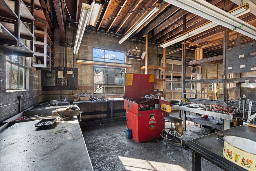 More Photos Of 512 National Rd, Wheeling Flex For Sale