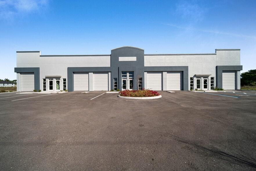 More Photos Of 1913 NE 10th Ter, Cape Coral Flex For Lease