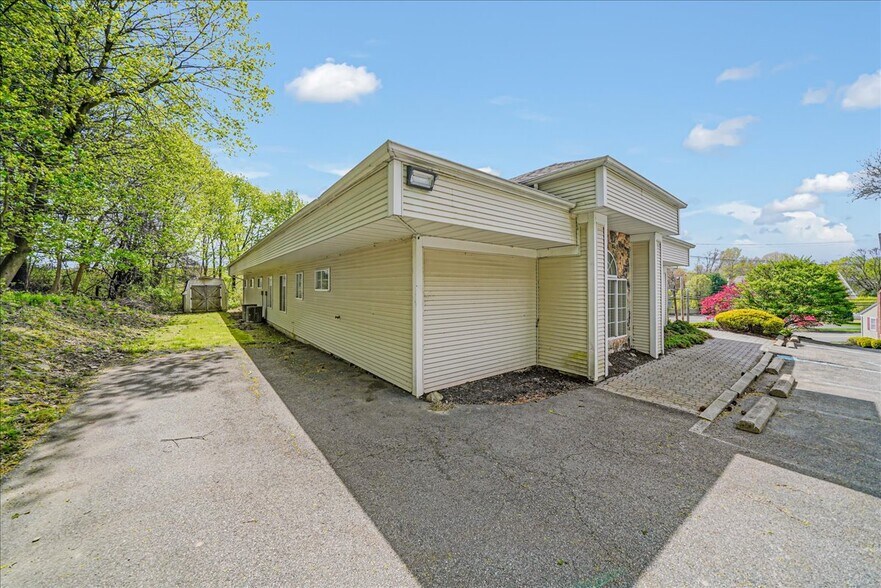 More Photos Of 468 Gidney Ave, Newburgh Medical For Sale