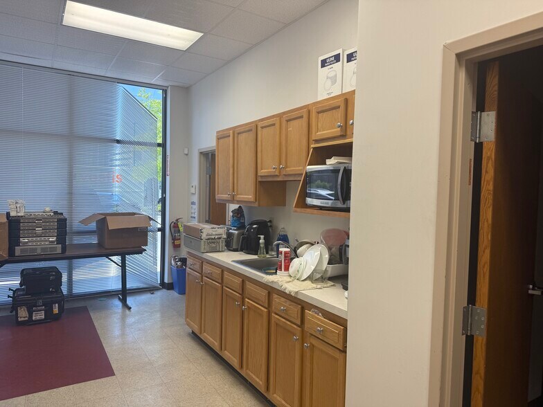 More Photos Of 389 Elaine Dr, Lexington Storefront Retail Office For Sale